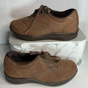 7.5ww SAS brown women’s‎ walking shoe. B16 double wide